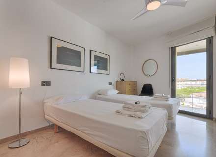 Ático en 1º línea con solárium, preciosas vistas y licencia turística.23