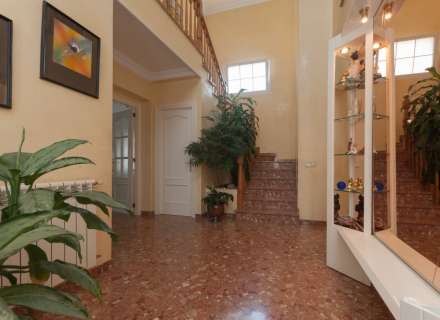 Gran casa amb piscina, garatge en un solar cantoner en zona tranquil·la.27