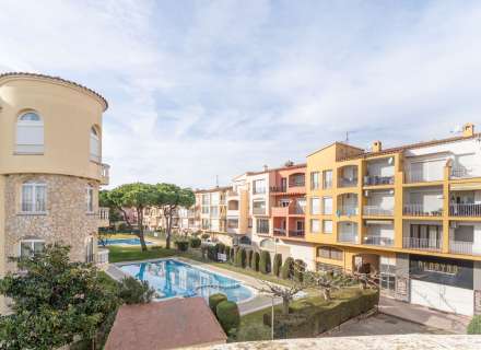Apartament modern amb piscina comunitària i plaça d'aparcament.0