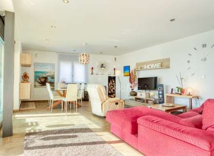 A Sta Llogaia privacitat, llum natural, espai a l’aire lliure... 396 m2 útils més 400 m2 de terreny 100% edificable.4