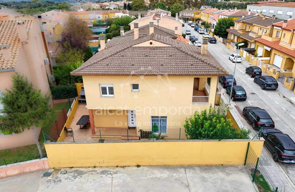 Vilafant : une maison mitoyenne d’angle avec jardin, terrasse et de l’espace pour profiter de la vie0