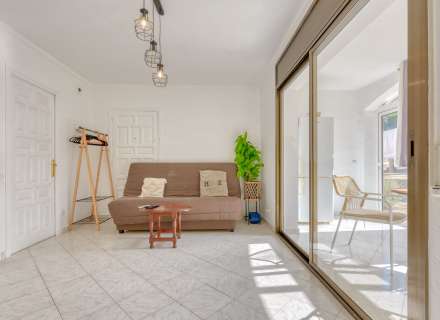 Vous recherchez un endroit paisible à Roses, proche de la nature et réunissant tout le confort nécessaire pour en profiter tout au long de l'année ? Cet appartement mérite votre attention.1