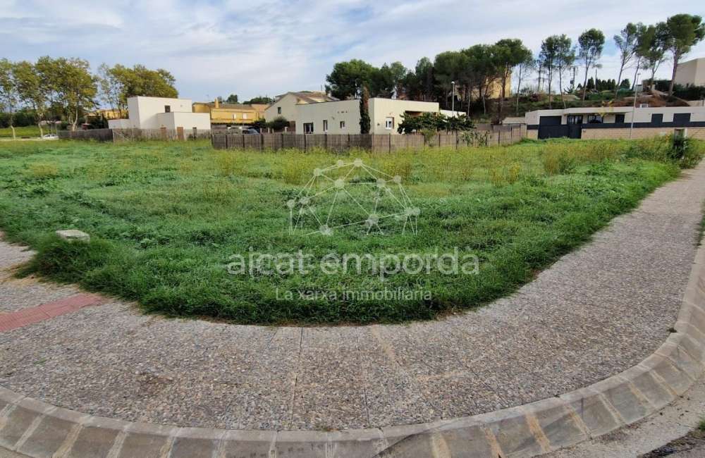 Gran parcel·la doble de 1604m2 per construir la teva casa amb piscina i perfecte jardí. Una oferta especial!2