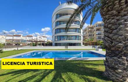 ático en 1º línea con solárium, preciosas vistas y licencia turística.