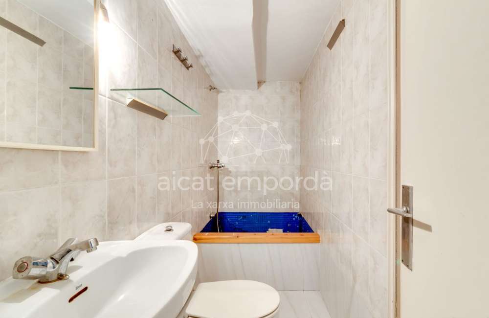 Local comercial a Figueres de 80 m² construïts ideal per a oficina o comerç.7