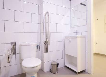 Local versátil de 120m² con accesibilidad Total18