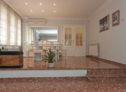 Gran casa amb piscina, garatge en un solar cantoner en zona tranquil·la.16