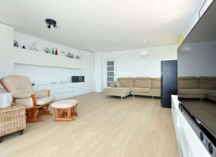 BAIXADA DE PREU! Impressionant apartament amb vistes panoràmiques al mar, reformat, aparcament inclòs. Una visita obligada!5