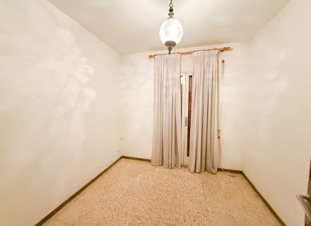 Piso de 4 habitaciones con balcón en Creu de la Ma18