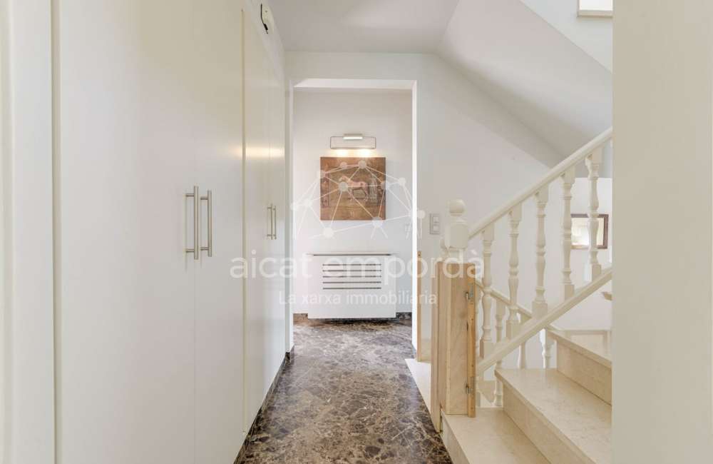 Casa de alto standing en La Jonquera: lujo entre montañas con piscina privada climatizada y vistas espectaculares30