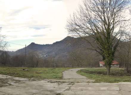Magnifica finca ganadera y forestal en Vidrà a 3,5 km del pueblo con un camino de acceso pavimentado. Con una extensión de 108 hectáreas.3