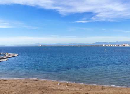 Apartment on the seafront. Avda De Rhodes2