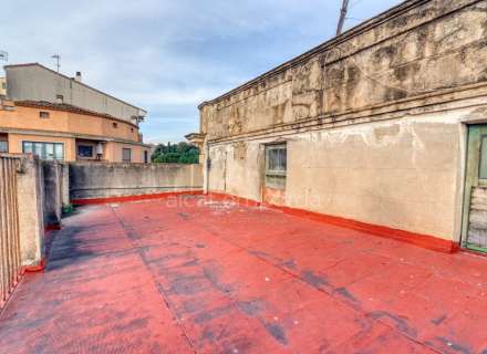 Building ideal for a small hotel, shopping center, or apartment building. Figueres Center. We have a summary of the current plan (PGOU).22