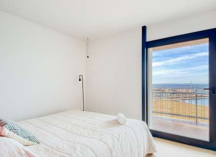 Apartment on the seafront. Avda De Rhodes27