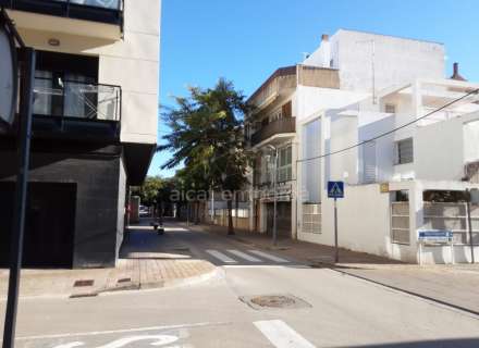 Carnicería totalmente equipada en la calle más comercial del Puerto de Llançà.12