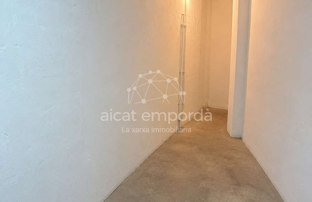 Garatge tancat amb traster de 23m2 al centre de Torroella de Montgri.1