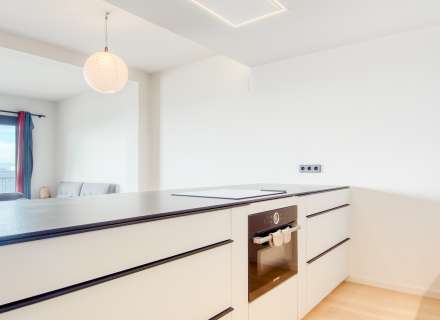 Apartment on the seafront. Avda De Rhodes23