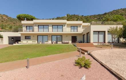 Magnifique maison moderne à pau, située dans un quartier calme et privé de la costa brava.