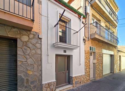 Casa de pueblo totalmente reformada en pleno centro de Roses0