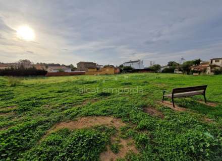 Grand terrain double de 1604m2 pour construire votre maison avec piscine et jardin parfait. Une offre spéciale !9