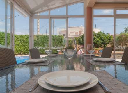 Gran casa amb piscina, garatge en un solar cantoner en zona tranquil·la.8