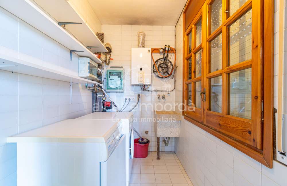 Maison/villa individuelle de style rustique, située à Bon Relax, à Sant Pere Pescador, à 1 km de la mer.14