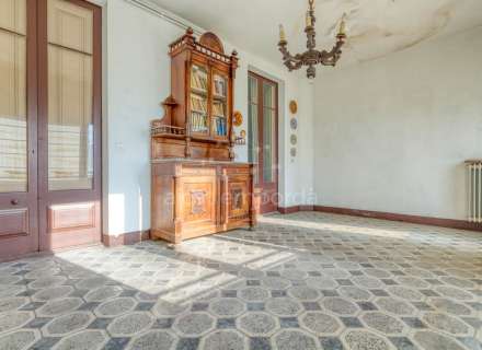 Building ideal for a small hotel, shopping center, or apartment building. Figueres Center. We have a summary of the current plan (PGOU).10