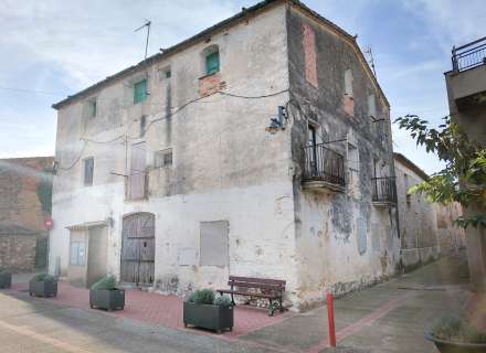 House with great potential in the center of Santa Llogaia0