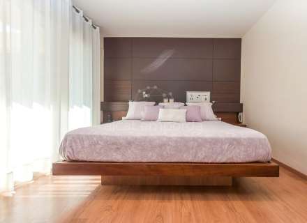 Fantàstica casa moderna amb piscina, cuina exterior ia poca distància a peu de la platja.10