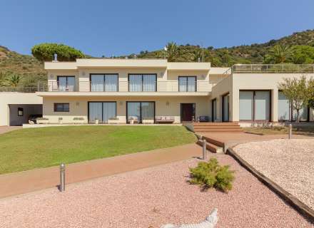 Magnifique maison moderne à Pau, située dans un quartier calme et privé de la Costa Brava.0